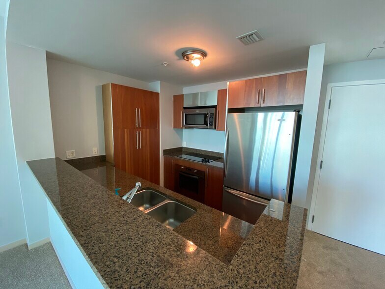 Building Photo - 300 S BISCAYNE Blvd