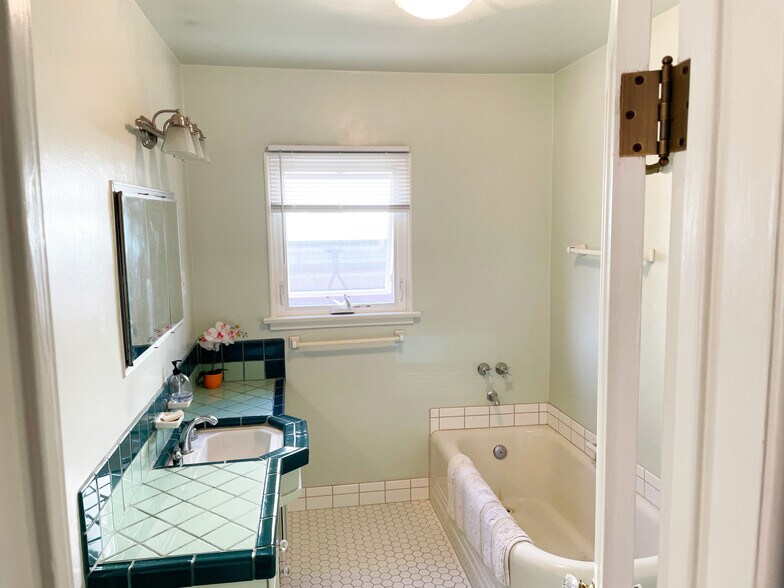 Full Bathroom - 15341 Cohasset St