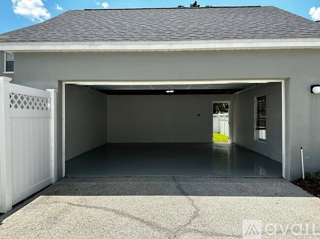 Building Photo - 407 Iris St