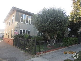Primary Photo - 1251 N Harper Ave