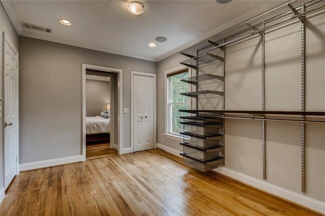 Building Photo - 3182 Clairwood Terrace