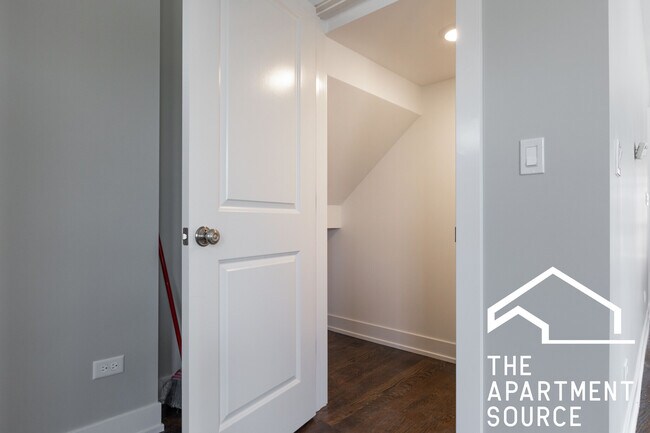 Building Photo - 3135 N Oakley Ave