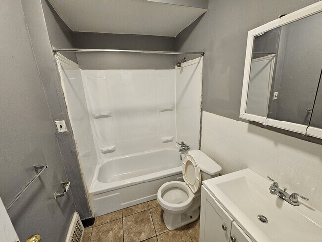 Building Photo - 4915 E 109th St