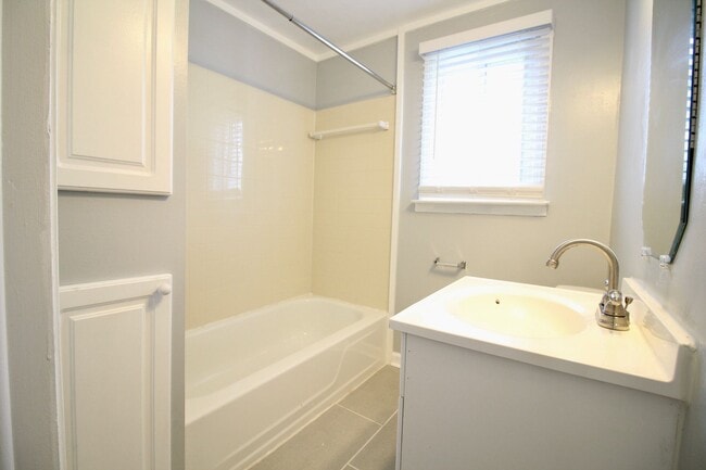 Building Photo - 4 Bed 2 Bath Farmington Hills home for lease