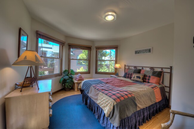 Building Photo - Ski Season Rental! Beautiful home near bus...