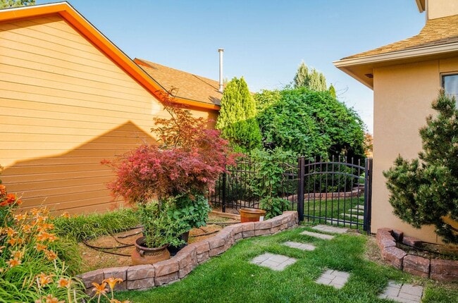 Building Photo - One of a kind Furnished Home with gorgeous back yard!