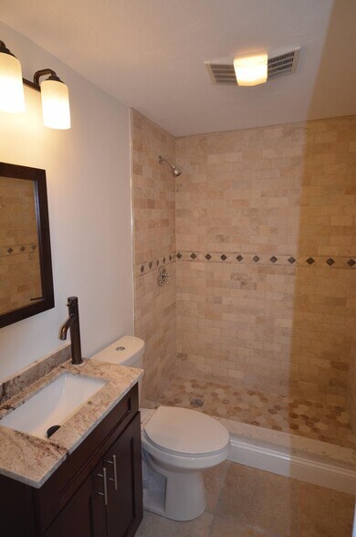 Building Photo - 128 Brooks St