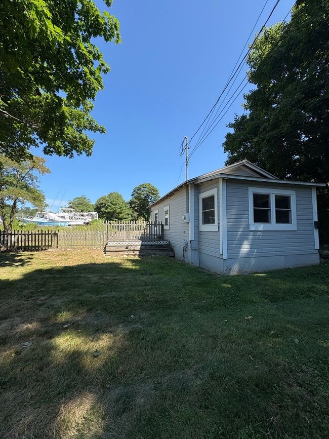Building Photo - Quiet and Cozy Single Family in Noank Village