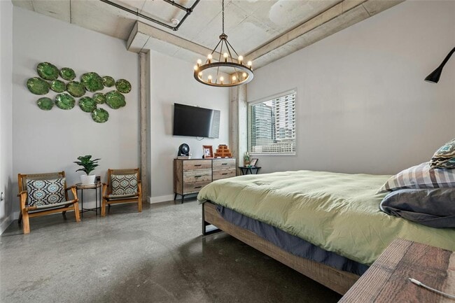 Building Photo - 800 W 5th St