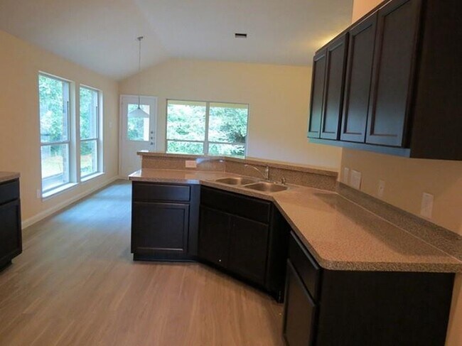 Building Photo - 318 Lake View Dr