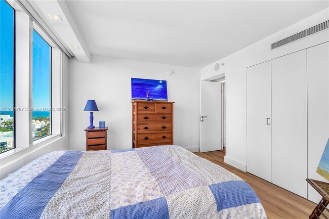 Building Photo - 400 S Pointe Dr