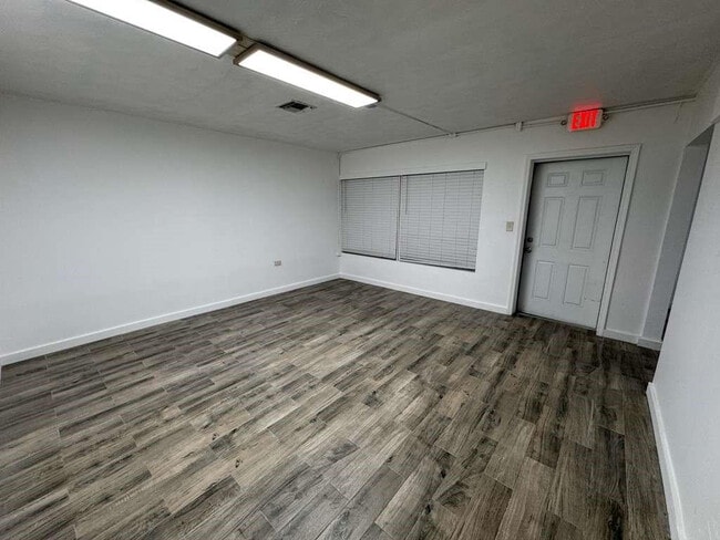 Building Photo - 3350 Powerline Rd