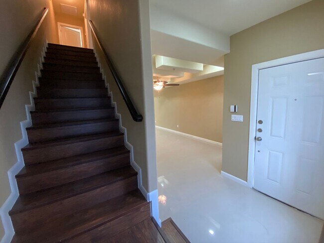 Building Photo - 3Bed/2.5 Bath Townhome, Mcallen TX