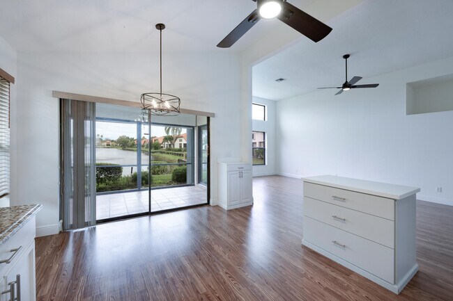 Building Photo - 2843 SW Mariposa Cir