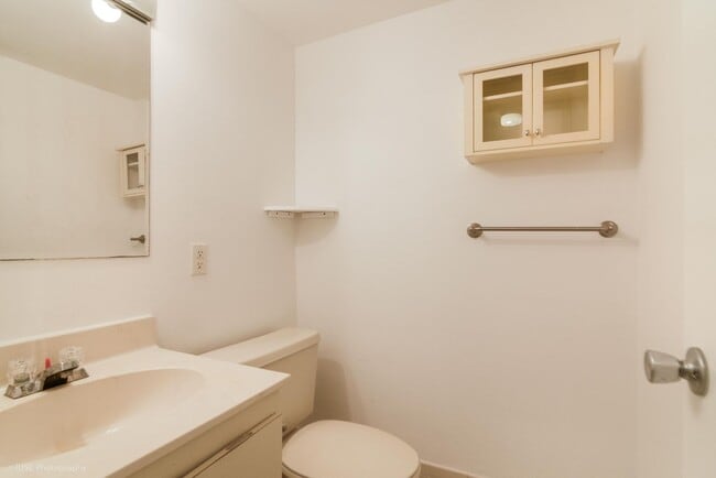 Building Photo - Spacious 1 bed 1 bath condo in Pembroke Pi...