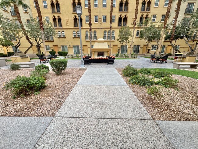 Building Photo - SPACIOUS BOTTOM FLOOR 2 BEDROOM IN THE GATED MANHATTAN CONDOS