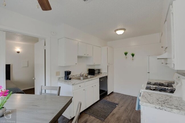 Building Photo - Fully Furnished All Bills Included - 2 bed...