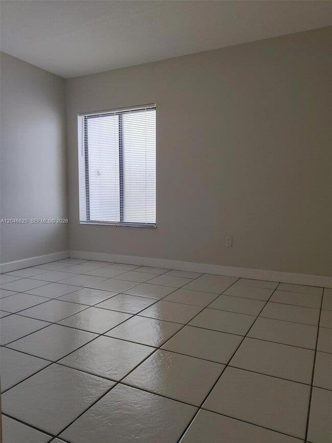 Building Photo - 300 E Club Cir