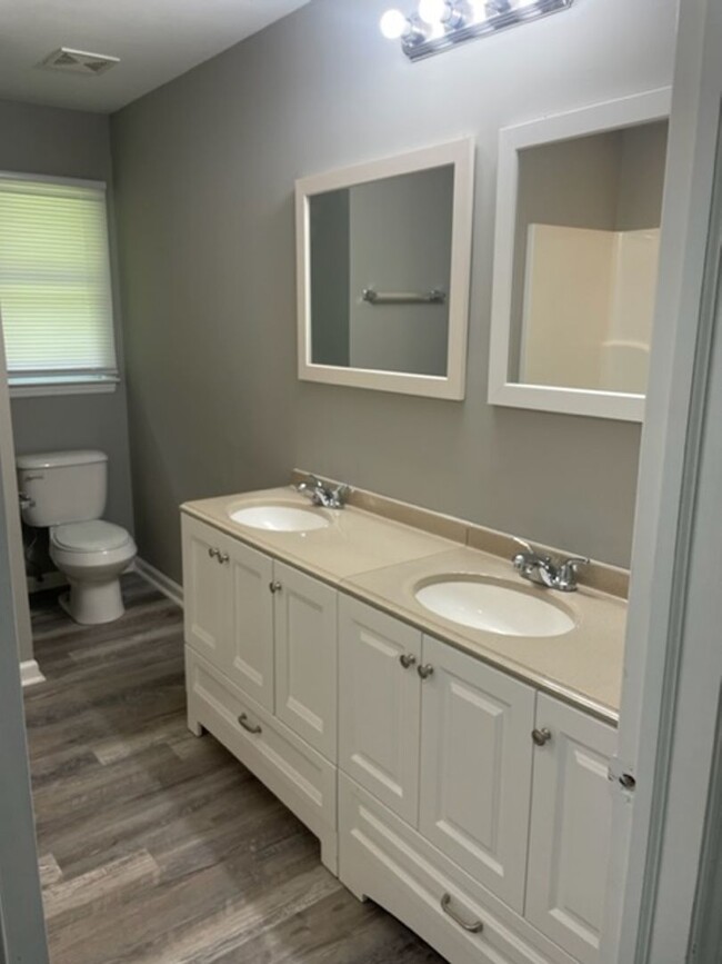 Building Photo - 3 bed, 2 full bath home located in Ashebor...