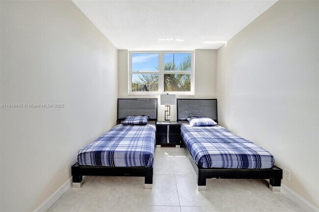 Building Photo - 3181 S Ocean Dr