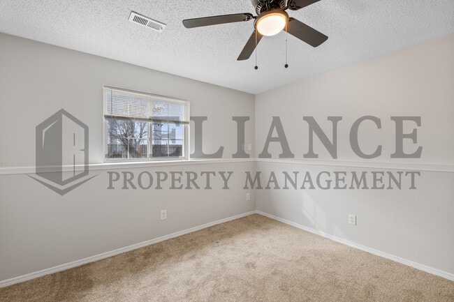 Building Photo - 215 Peachwood Dr