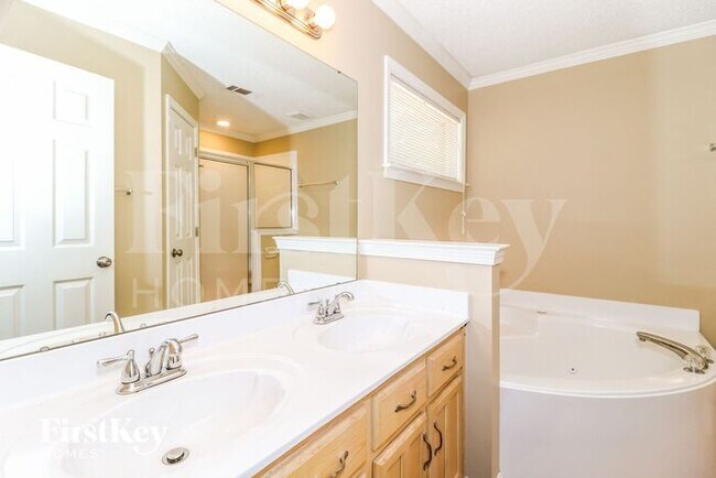 Building Photo - 8930 Lake Springs Cove