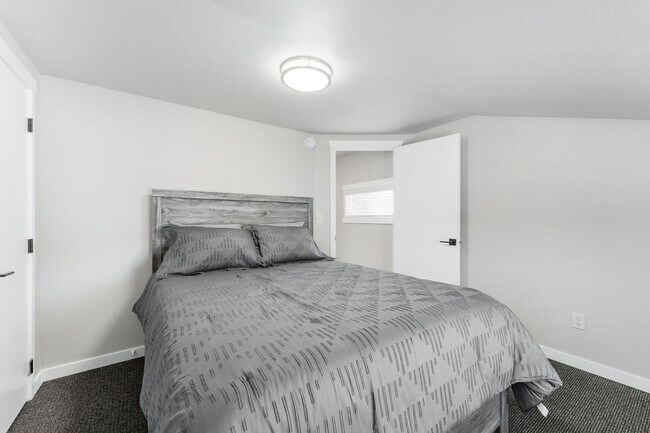 Building Photo - FURNISHED HOUSE! Short or Long Term! Large Newly Renovated Fully Furnished Modern 5 Bedroom Home ...