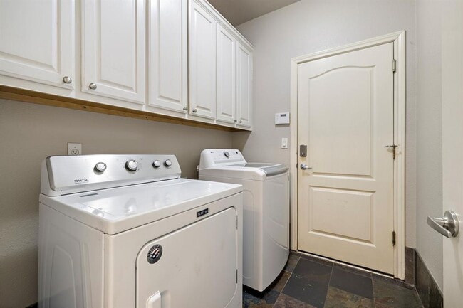 Building Photo - 2114 Hilton Head Dr