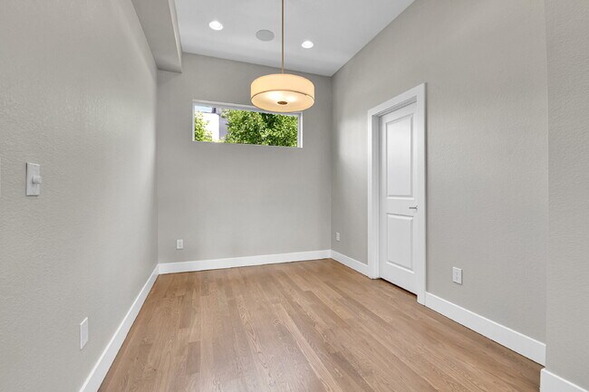 Building Photo - $3,200 - 2 Bed/2.5-bathroom Townhome in De...