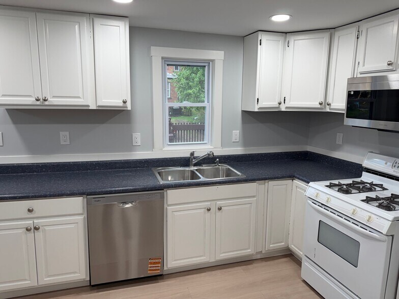 Building Photo - 1115 Fairdale St