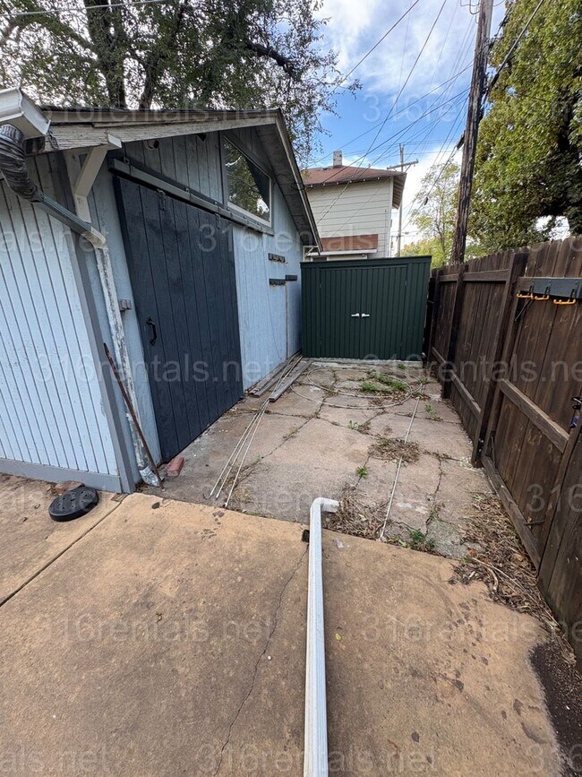 Building Photo - $1150 - 3 bed 1 bath - Single Family Home