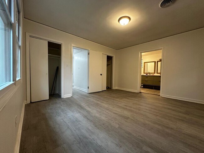 Building Photo - Spacious 5 Bed / 2 Bath home