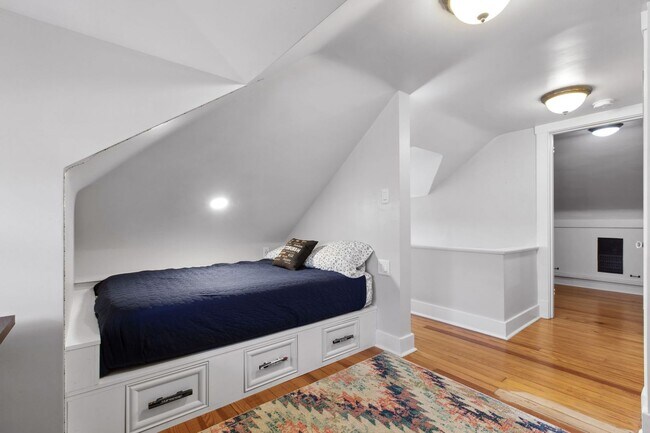 Building Photo - *Beautifully Updated & Spacious 4BD/4BA Si...