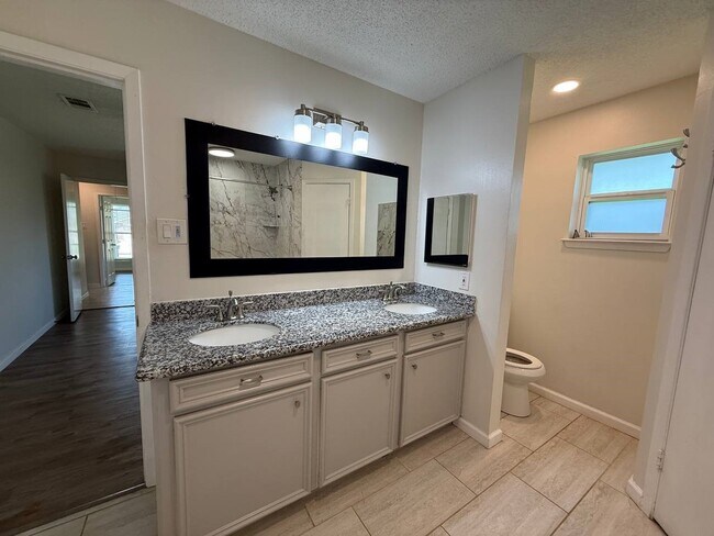 Building Photo - 646 Fair Oak Dr