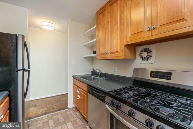 Building Photo - 22 Manor Cir