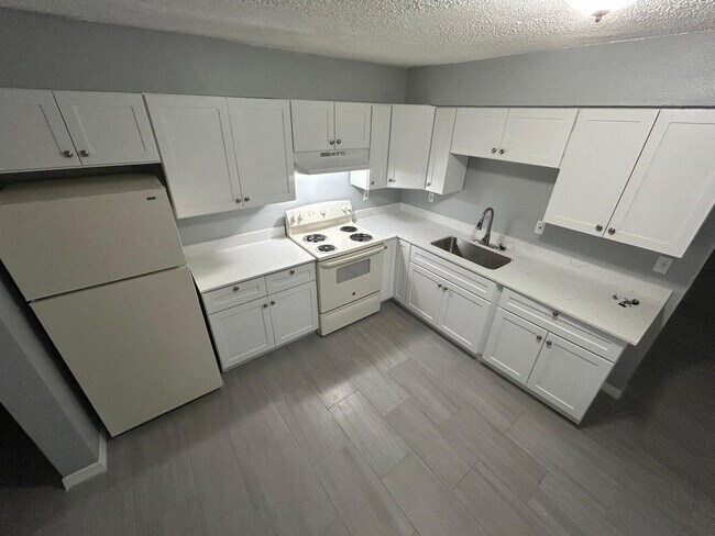 Building Photo - Spacious 5 Bedroom Home / Move in Special