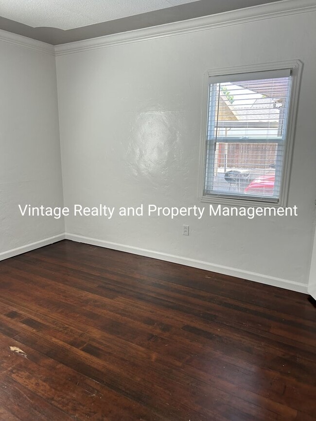 Building Photo - Updated 2 Bedroom Classic Home That's Ready To Go!!!