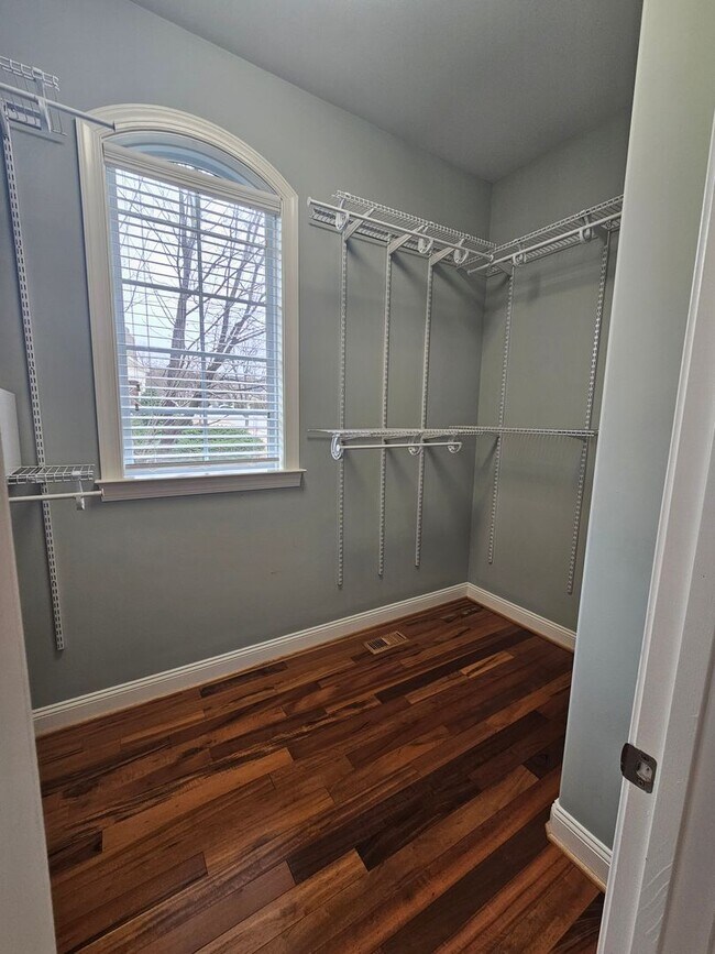 Building Photo - New Listing in Apex!