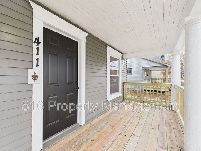 Building Photo - 411 Main St