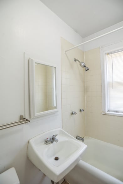 Building Photo - 4246 N Francisco Ave