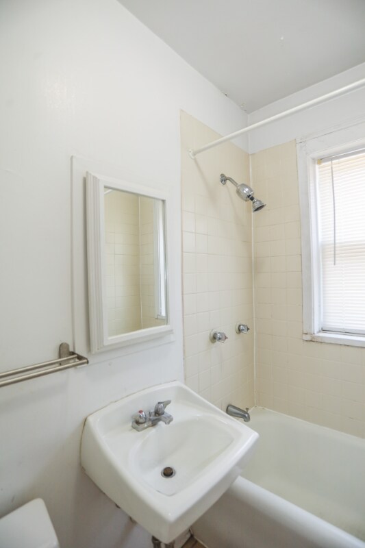 Building Photo - 4246 N Francisco Ave