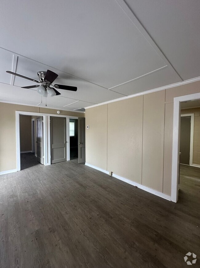 Building Photo - 3 BEDROOM/1 BATH HOUSE