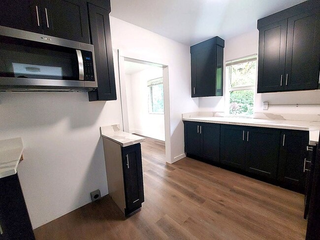 Building Photo - Spacious 4BD/3BA with Fenced Yard & Front Porch in North Seattle!