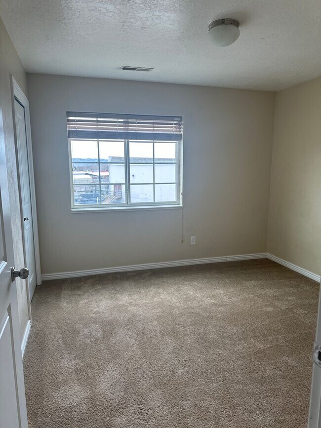 Building Photo - Move in Special Free Storage unit*