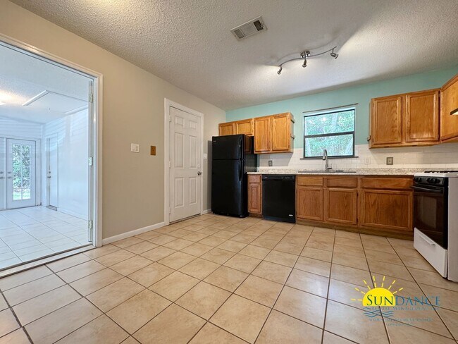 Building Photo - Spacious 3 Bedroom Home in Mary Esther!