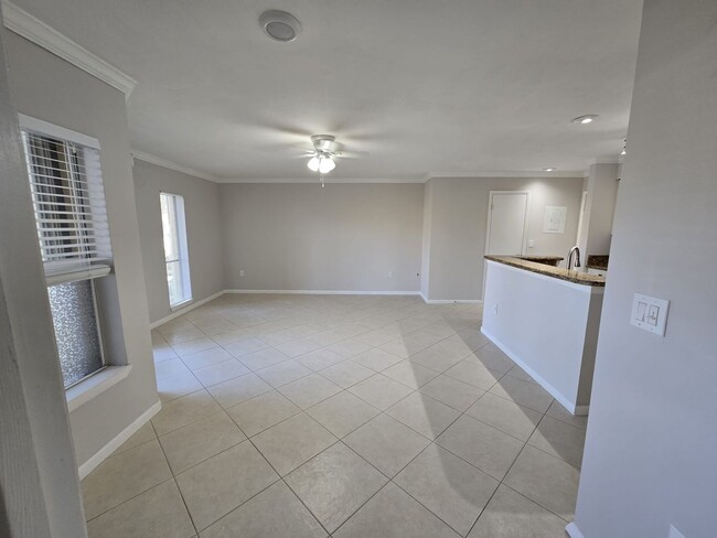 Building Photo - Chic 1-bedroom and 1 bathroom Condo Unit I...