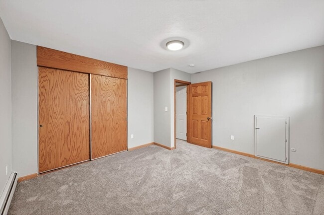 Building Photo - Updated Spacious 2BR/1 Bath Apartment Avai...