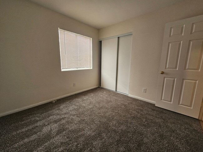 Building Photo - Charming Single-Story with Vaulted Ceilings Near Shopping & Freeways