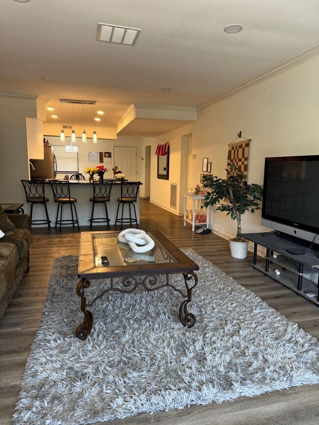 Building Photo - Spacious Renovated 3-Bedroom Condo Near UT...