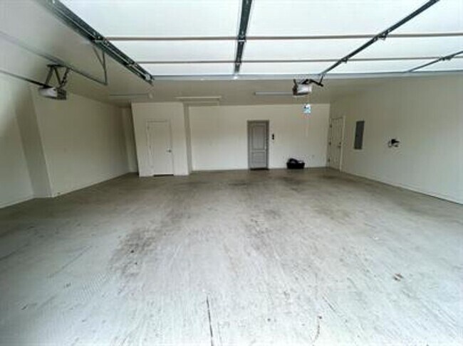 Building Photo - 4 Bedroom